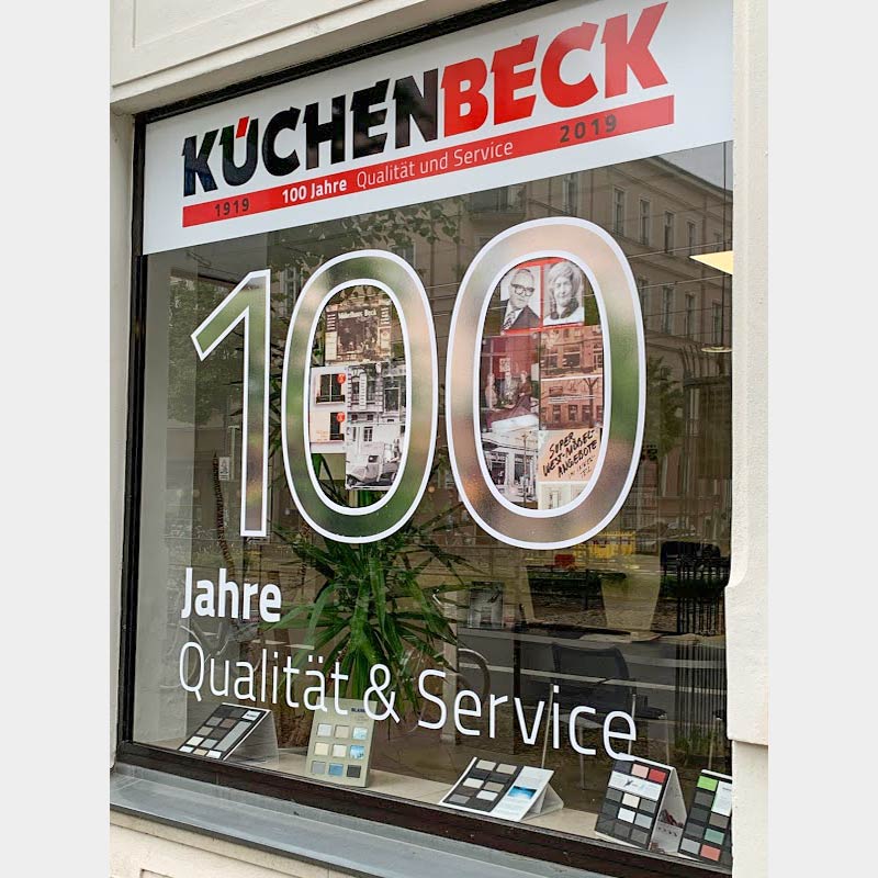 Schaufenstergestaltung anlässlich des 100jährigen Jubiläums der Firma KüchenBeck in Leipzig | im Auftrag von Liebmann PR, Leipzig – Grafikdesign aus Leipzig